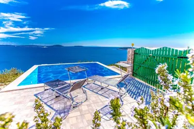Image de Petite maison robinson avec piscine