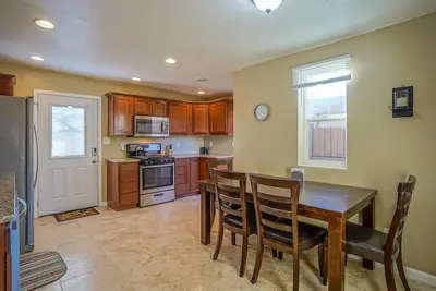 Image de 2bd, 1ba maison rénovée w / grande cour, chien amical