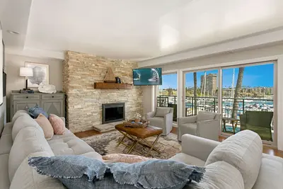 Image de Nouvelle Liste-The Harbor House - Condo Penthouse 3 chambres / 2bath!
