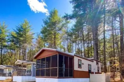 Image de Beautiful Lake George Cottage