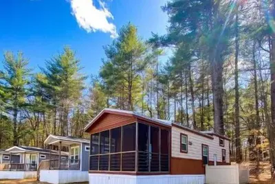 Image de Beautiful Lake George Cottage