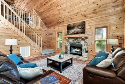 Image de Nouveau! Bear Ridge Smart Cabin avec mezzanine et bain à remous privé, très grand lit. 9 couchages.