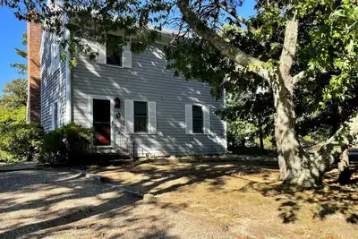 Image de Salière confortable située à seulement quelques pâtés de maisons de Chatham's Hardings Beach, un excellent emplacement!