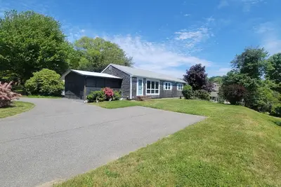 Image de Maison spacieuse près du centre-ville de Chatham et de la piste cyclable!
