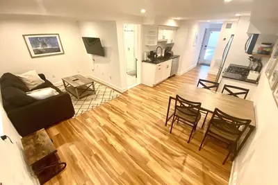 Image de Serene Capitol Hill / Eastern Market Apartment w / parking