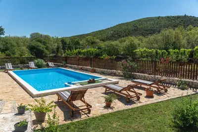 Image de Maison de vacances rurale avec piscine dans la campagne de Ĺ ibenik