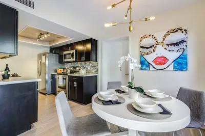 Image de Maison de ville privée Lux Modern 2br dans les ❤️️ de Scottsdale! Wifi, Hulu, Parking