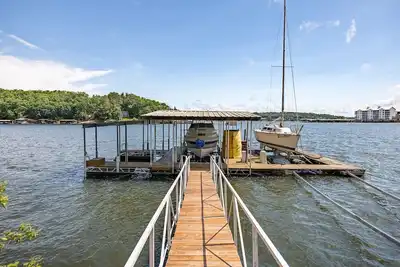 Image de 3 chambres, 2. 5 salles de bain, maison à 2 niveaux avec vue sur le canal principal. 3. Marqueur de 5 milles