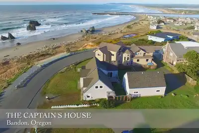 Image de Maison historique de deux étages située sur un bluff