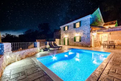 Image de Maison de vacances rustique - Maison de vacances 2 chambres avec piscine privée