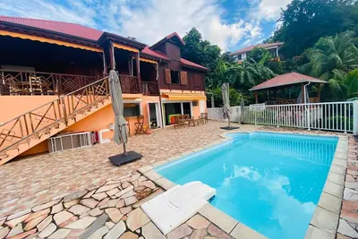 Image de La maison est faite en bois, ce qui lui confère un charme d'antan