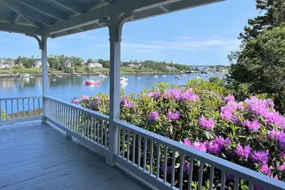 Image de 3 bedroom, 2 bathroom classic Maine cottage with ocean views into Mackerel Cove