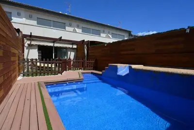 Image de Maison mitoyenne avec piscine privée et terrasse