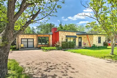 Image de Nouveau! Maison rétro rénovée près de la place de la ville de Blanco!