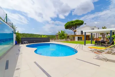 Image de Club Villamar - Belle villa avec piscine privée, grande terrasse et pelouse.