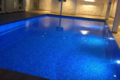Image de Hébergement de vacances principalement avec accès à la piscine et à proximité de la côte ouest.
