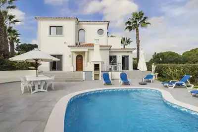 Image de 3-bedroom villa with private outdoor area and pool