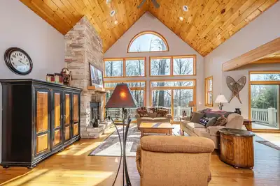 Image de Sommet de la raquette: chalet skis aux pieds près de toutes les activités Deep Creek