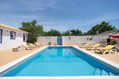 Image de Merveilleuse maison de vacances privée pour 8 personnes avec Wifi, piscine privée, Tv et terrasse