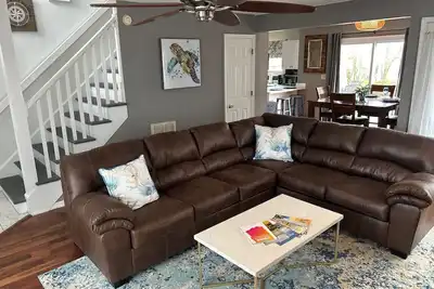 Image de Belle maison à distance de marche de la plage et de toutes les attractions locales.