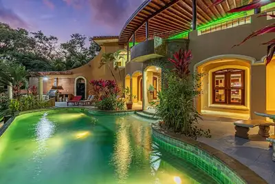 Image de 18 personnes! Grande piscine à débordement et jacuzzi. 6500 pieds carrés avec Guest House!
