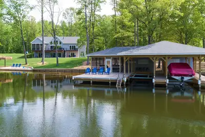 Image de Vue imprenable! 500 pieds au bord de l'eau - Super hangar à bateaux et plage privée -7 chambres