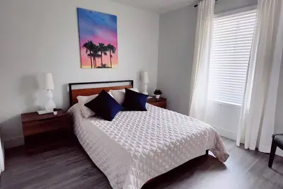 Cozy house with the best location! Beaches and mall 15 mins far away.
