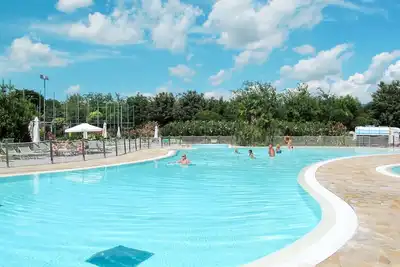 Bel appartement avec climatisation, piscine, Wifi, bain à remous, Tv, terrasse et parking