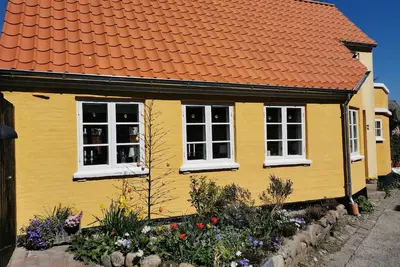 Image de La perle jaune - Maison de pêcheur avec vue sur le port.