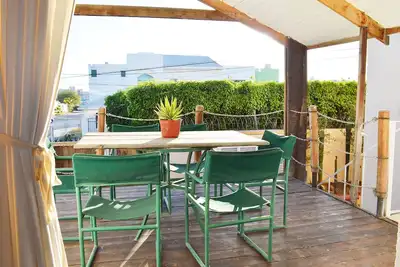 Image de Département avec tout ce dont vous avez besoin et piscine.