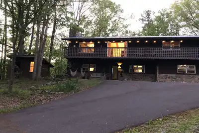 Image de Spacious Mountaintop Lodge: près de tout, sauna, bain à remous et salle de jeux