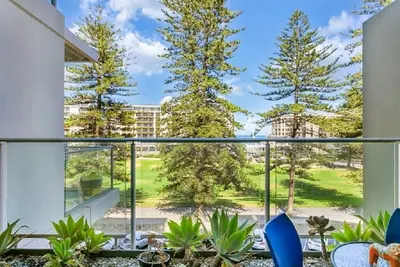 Image de Appartement en bord de mer avec piscine, sauna et salle de gym