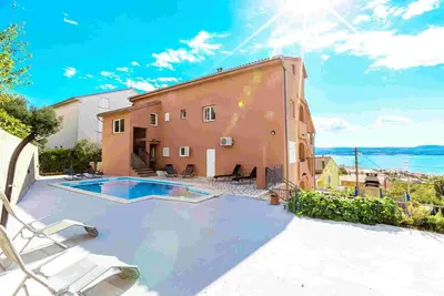 Image de Appartement de vacances avec une piscine extérieure et vue sur la mer