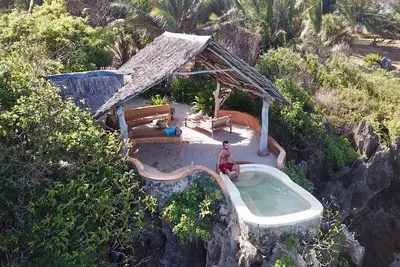 Image de Luxury Honeymoon Cottage / Tent Tiwi Beach Kenya. . Absolument sécurisé et privé. .