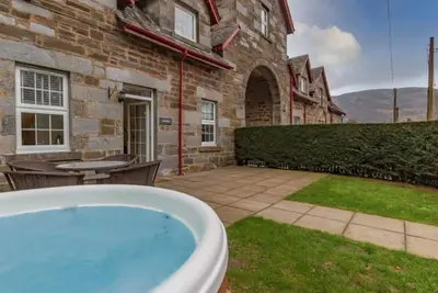 Image de Mains of Taymouth, Kenmore ~ 5 * Archway Cottage - dort 4 personnes dans 2 chambres, bain Ă remous