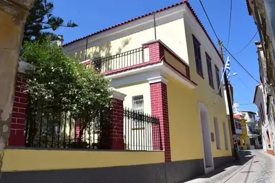 Image de Oikίa Athanasia, maison néoclasique de deux étages 1920