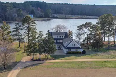 Image de Maison spacieuse au bord de l'eau avec kayaks, Sup et pêche et plus encore!