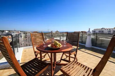 Image de Maison de ville dans le Centre! Belle terrasse sur le toit et vues magiques à 360 degrés.