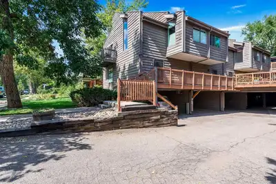 Image de Marchez partout! Magnifique maison de ville de Mapleton Hill!