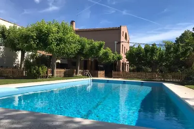 Image de Piscine et barbecue privé, jardin de 1000 m2. Wi-Fi et toutes les commodités.