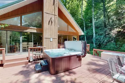Image de Chalet de montagne au bord de l'eau avec grande terrasse, bain à remous privé et Wi-Fi gratuit!