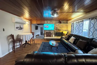 Image de Maison et cabane en rondins sur 1 1/2 acres boisés