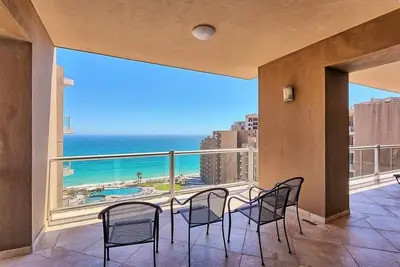 Image de Penthouse de luxe de 3 chambres à Las Palomas amélioré! Patio massif, vue sur l'océan!