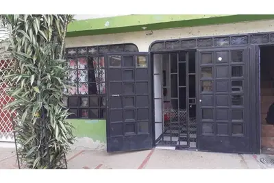 Image de Appartement de 2 chambres dans une maison! Parfait pour les voyageurs et les locaux!
