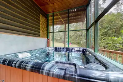 Image de Fantastique cabine au bord de l'eau avec bain à remous privé, véranda grillagée et Wi-Fi gratuit