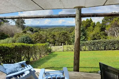 Image de A peaceful, well appointed, dog friendly bach offering fantastic rural views.