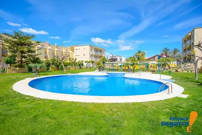 Image de Maison mitoyenne avec terrasse et piscine commune