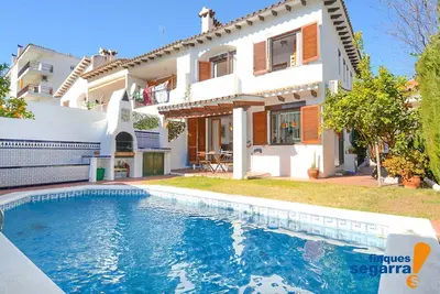 Image de Maison de 2 chambres avec piscine privée, barbecue et Aa / Cc