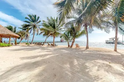 Image de Condo lumineux en bord de mer avec vue sur l'océan, piscine partagée, Wi-Fi gratuit et deux balcons!