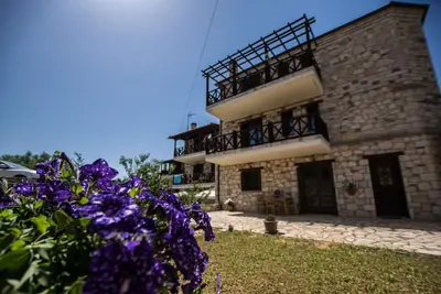 Image de une maison en pierre qui impressionne par sa beauté